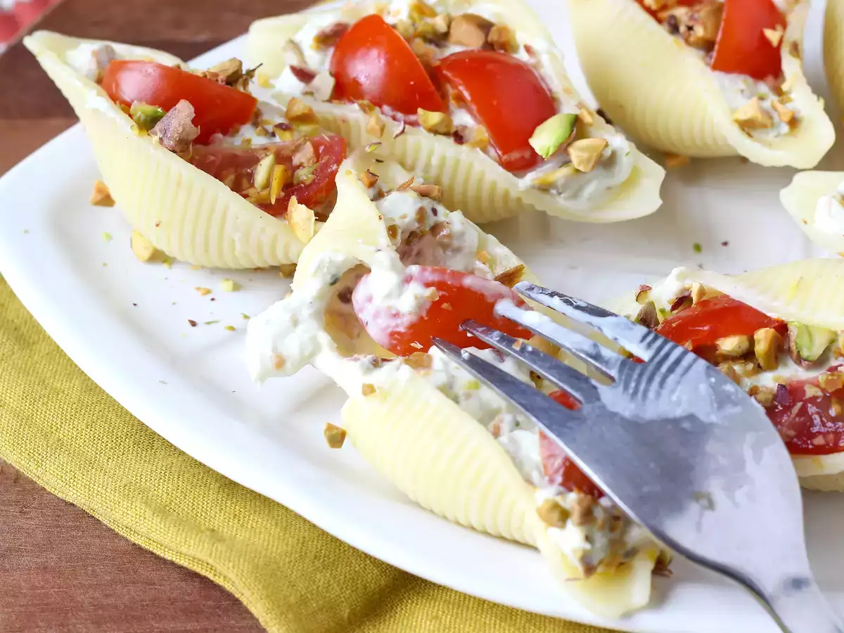 Conchiglioni recheados frios com stracciatella, pistache, tomates-cereja e limão - foto 3