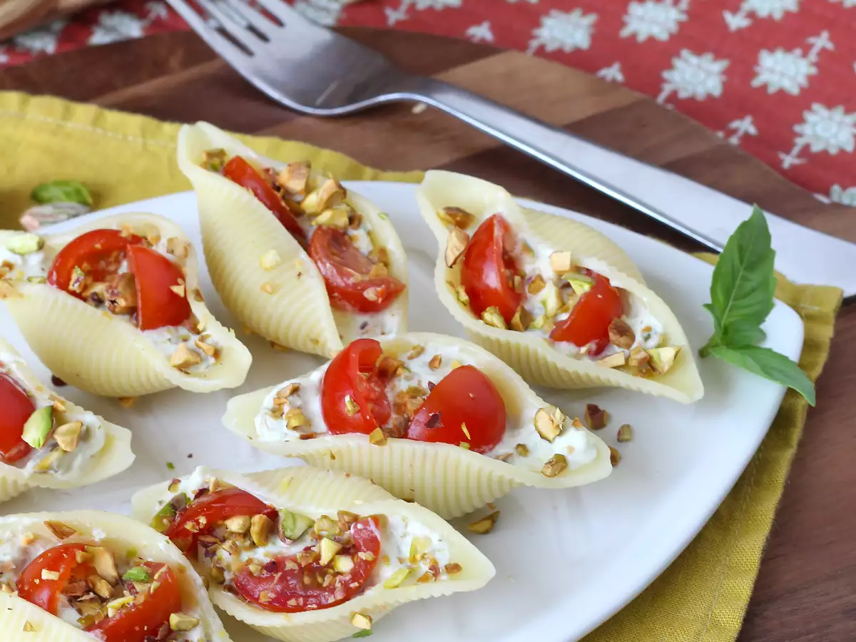 Conchiglioni recheados frios com stracciatella, pistache, tomates-cereja e limão - foto 4
