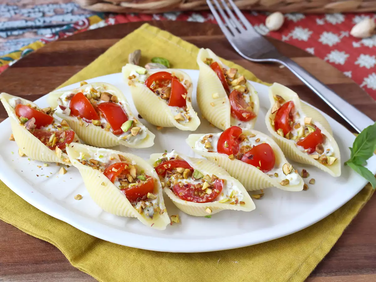 Conchiglioni recheados frios com stracciatella, pistache, tomates-cereja e limão - foto 5