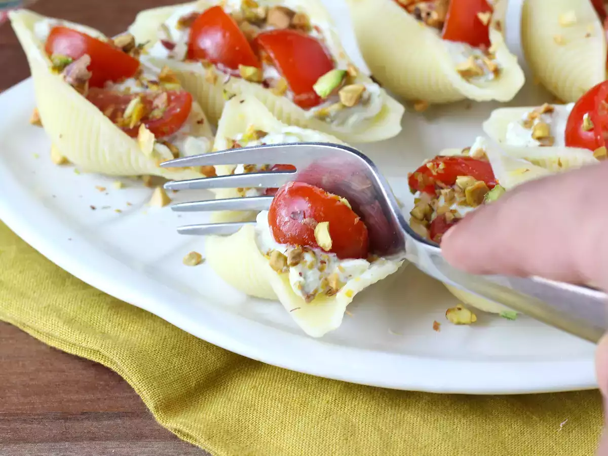 Conchiglioni recheados frios com stracciatella, pistache, tomates-cereja e limão - foto 6