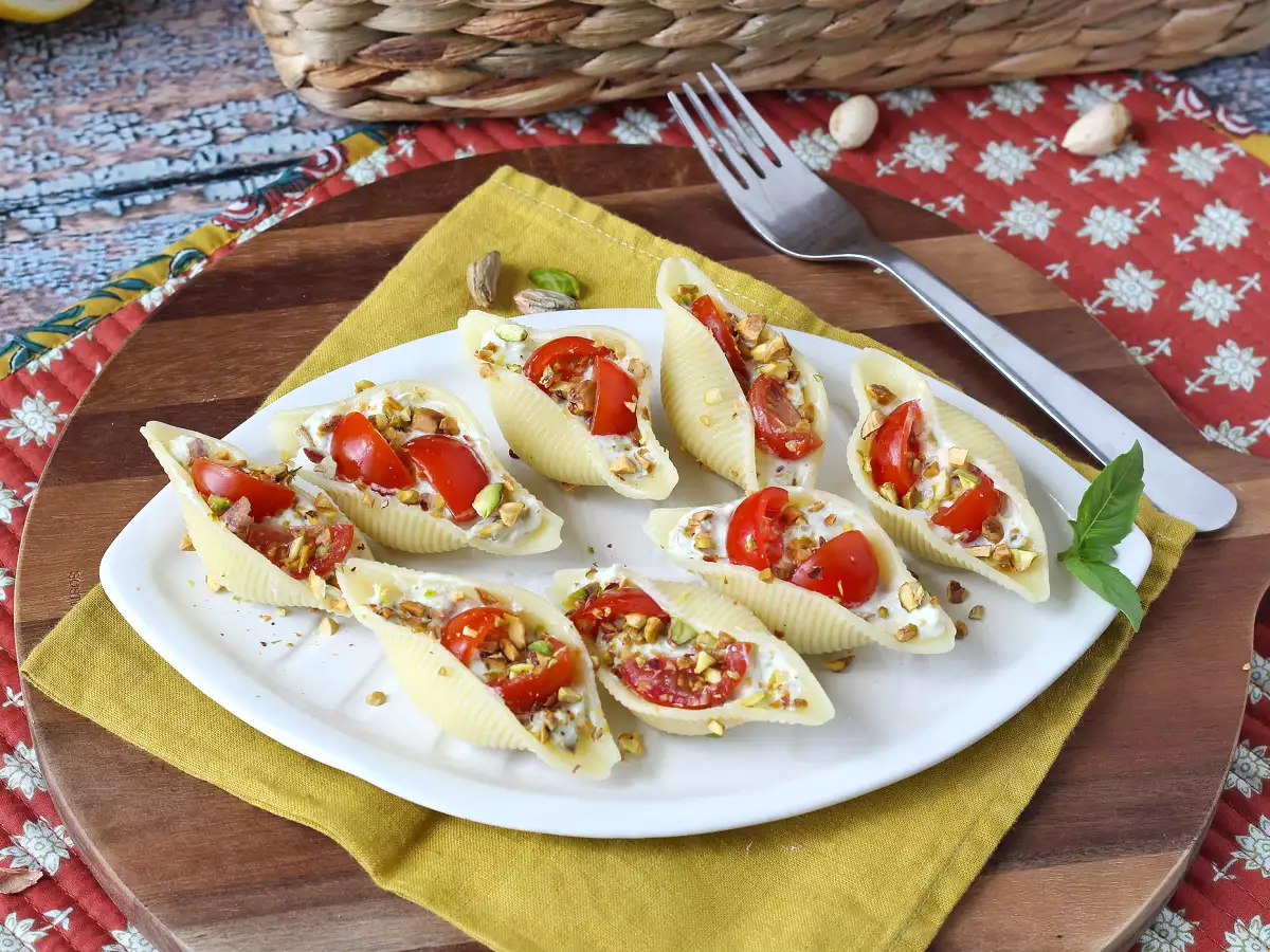 Conchiglioni recheados frios com stracciatella, pistache, tomates-cereja e limão - foto 7