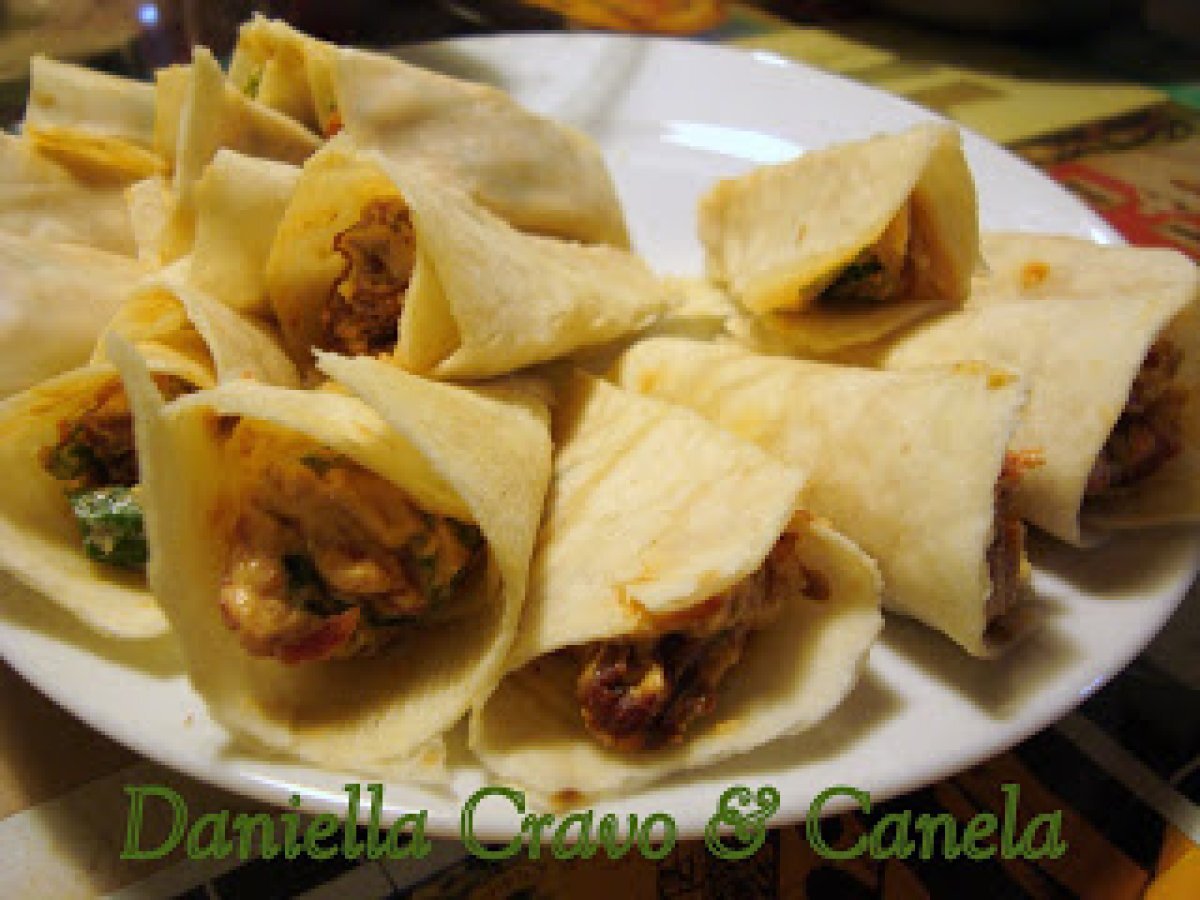 Cones de tomate seco, cream cheese e rúcula