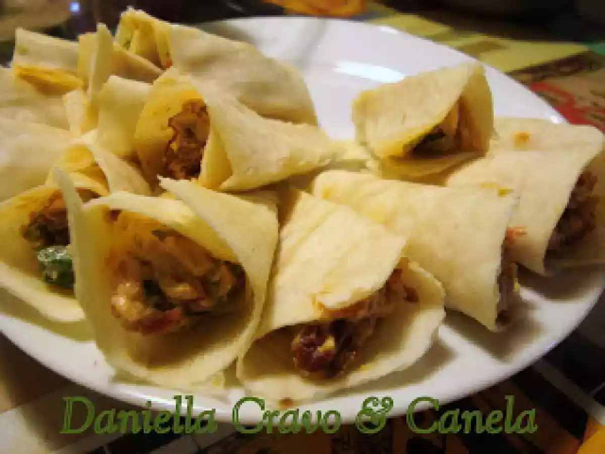 Cones de tomate seco, cream cheese e rúcula