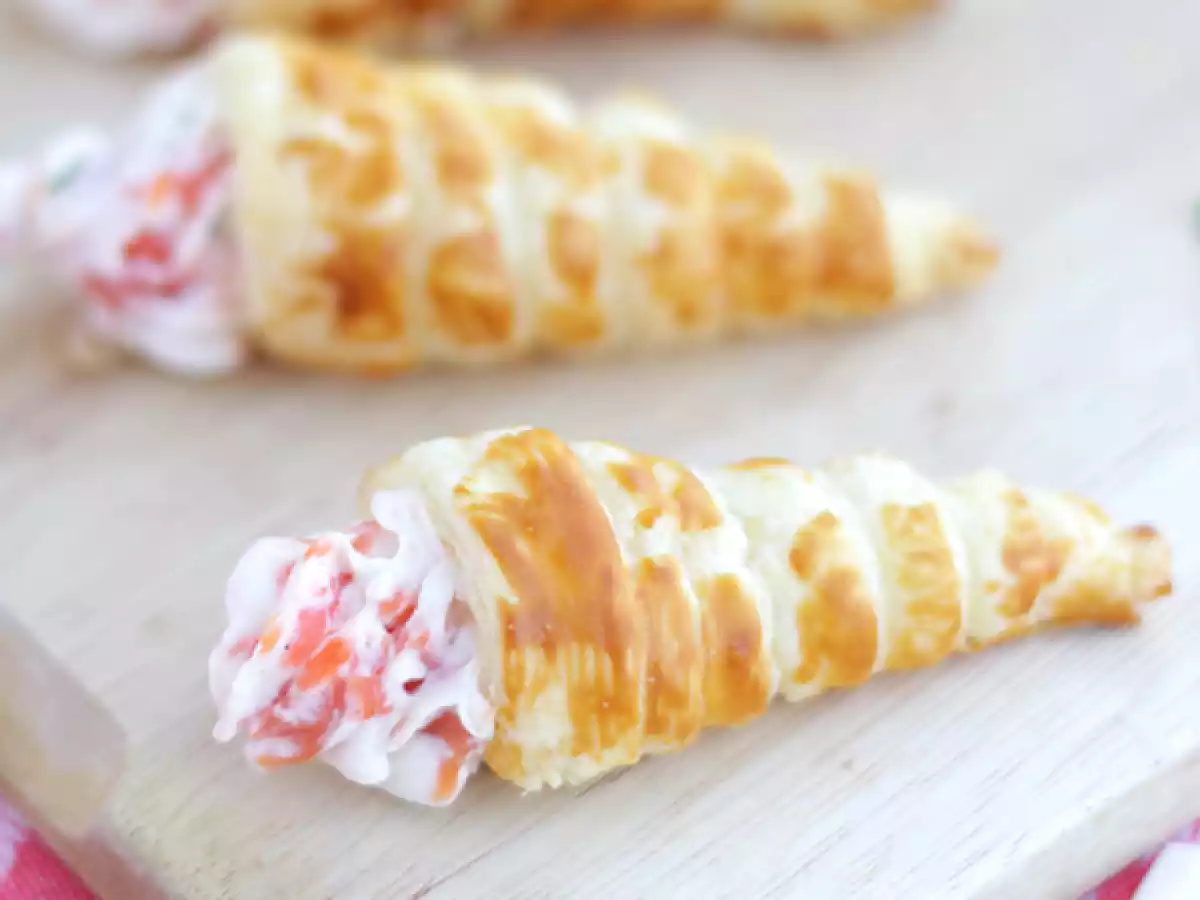 Cones folhados de salmão e cebolinho/a