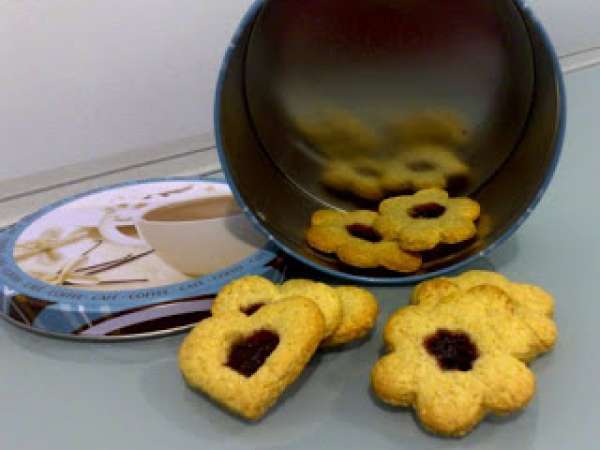 Cookies de Amêndoa e Doce de Morango