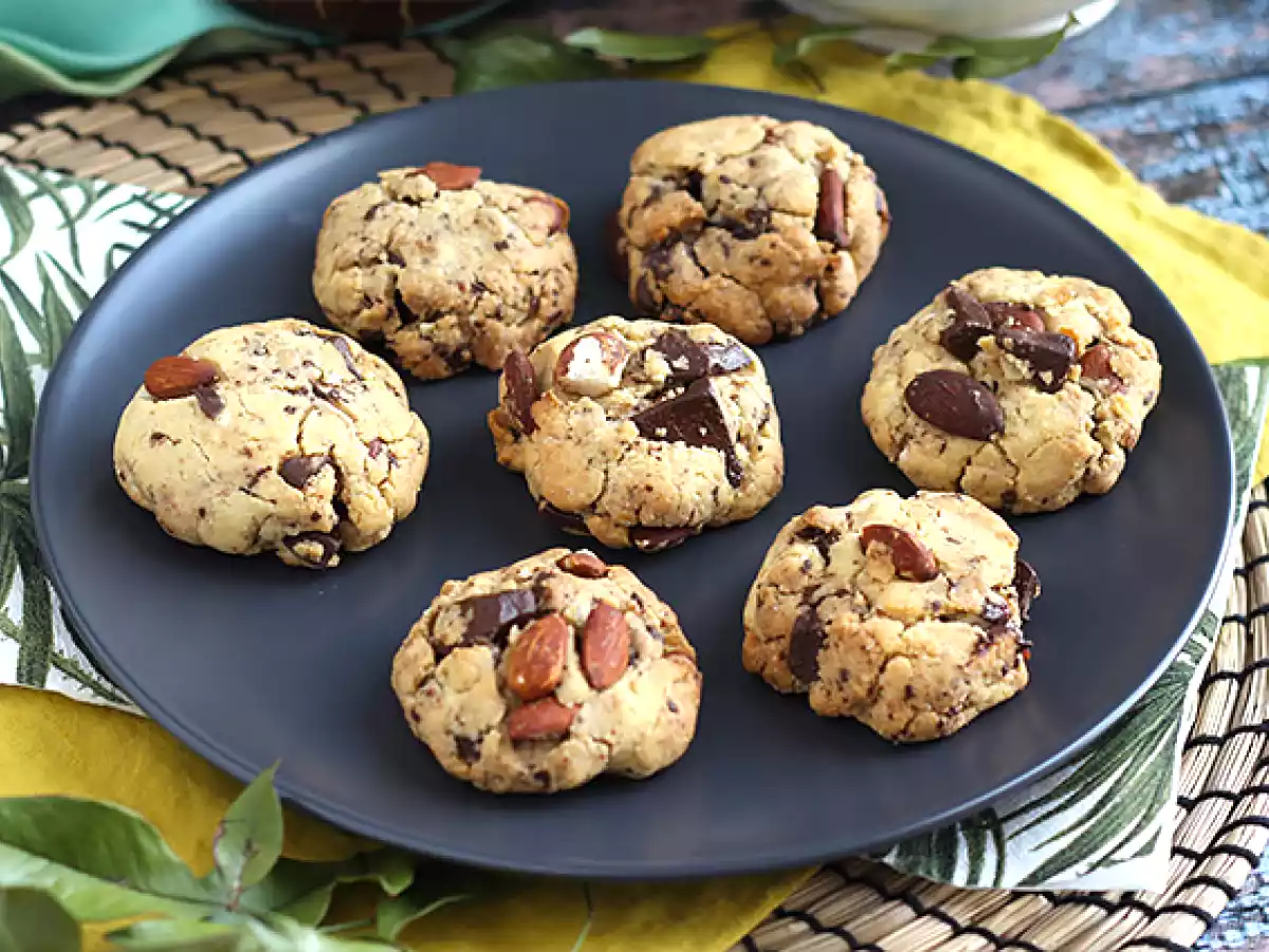 Cookies de chocolate com amendoim e amêndoas