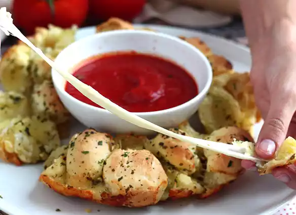 Coroa de pizza recheada com mozzarela