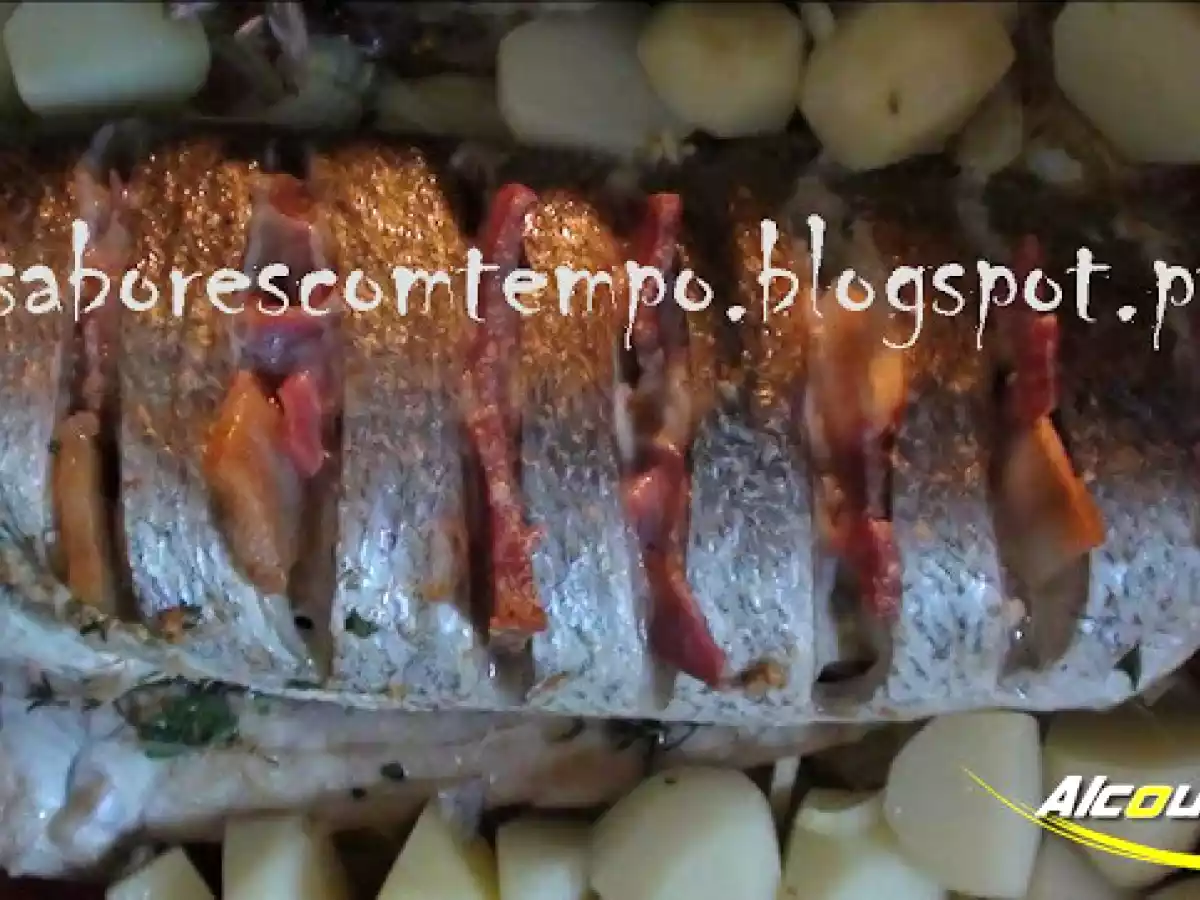 Corvina no forno com batatinhas e vegetais