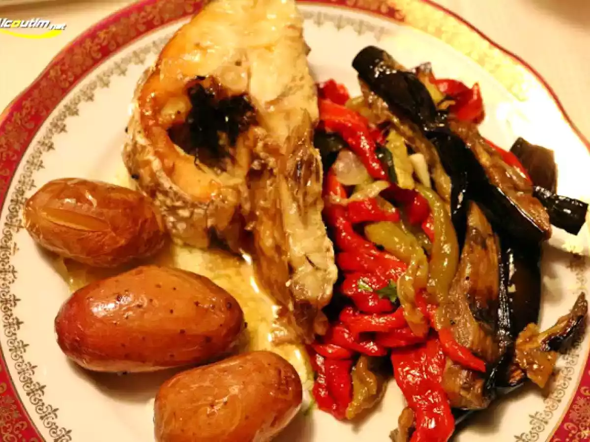 Corvinata no forno com salada de vegetais grelhados