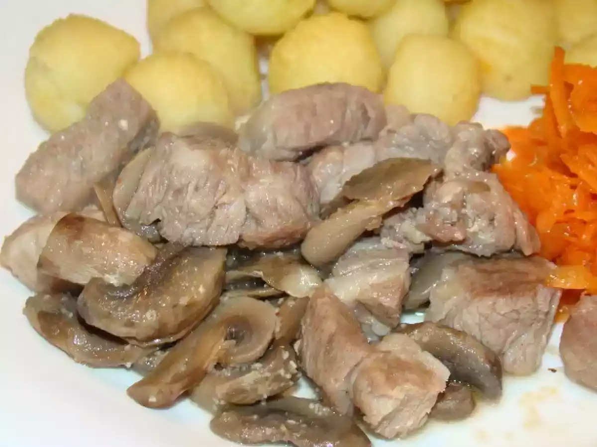 Costeleta com Cogumelos, Batatas Noisettes no Forno e Salada de Cenoura