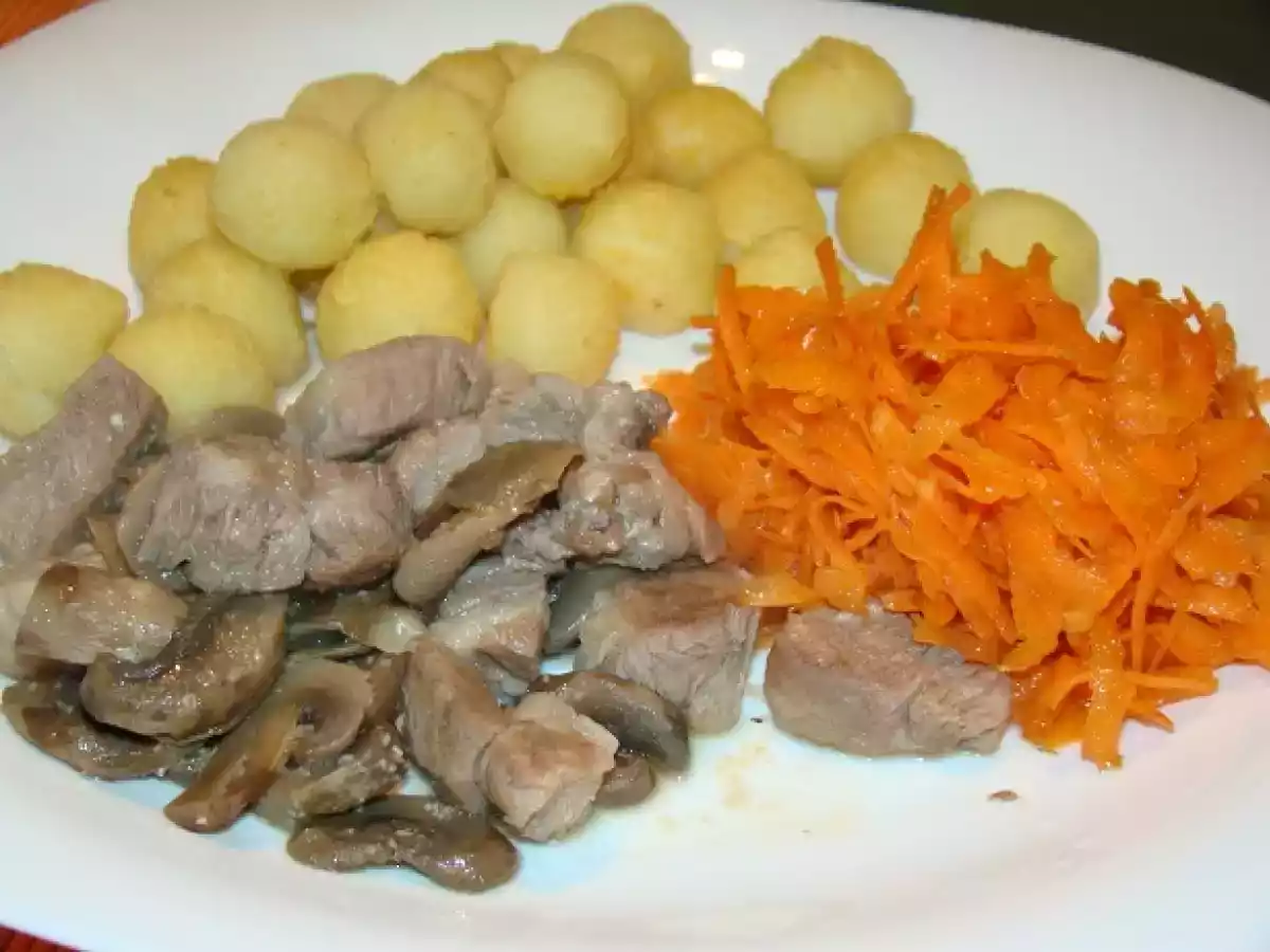Costeleta com Cogumelos, Batatas Noisettes no Forno e Salada de Cenoura - foto 7