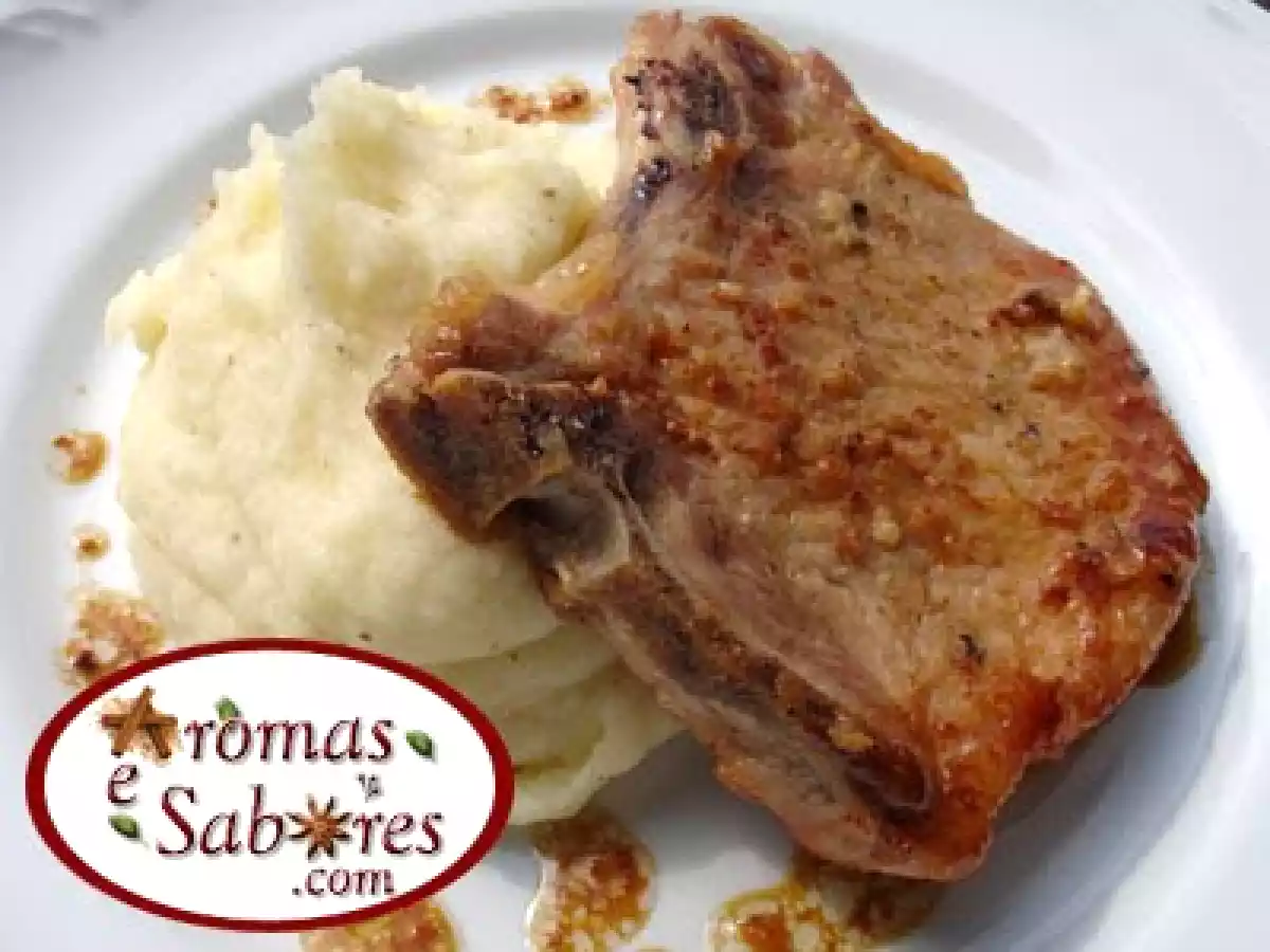 Costeleta de porco assada ao alho e zimbro