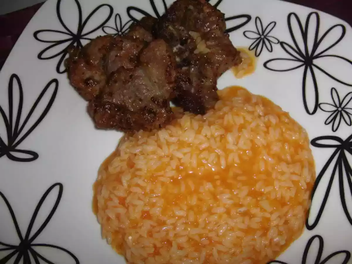 Costeletas com arroz de tomate