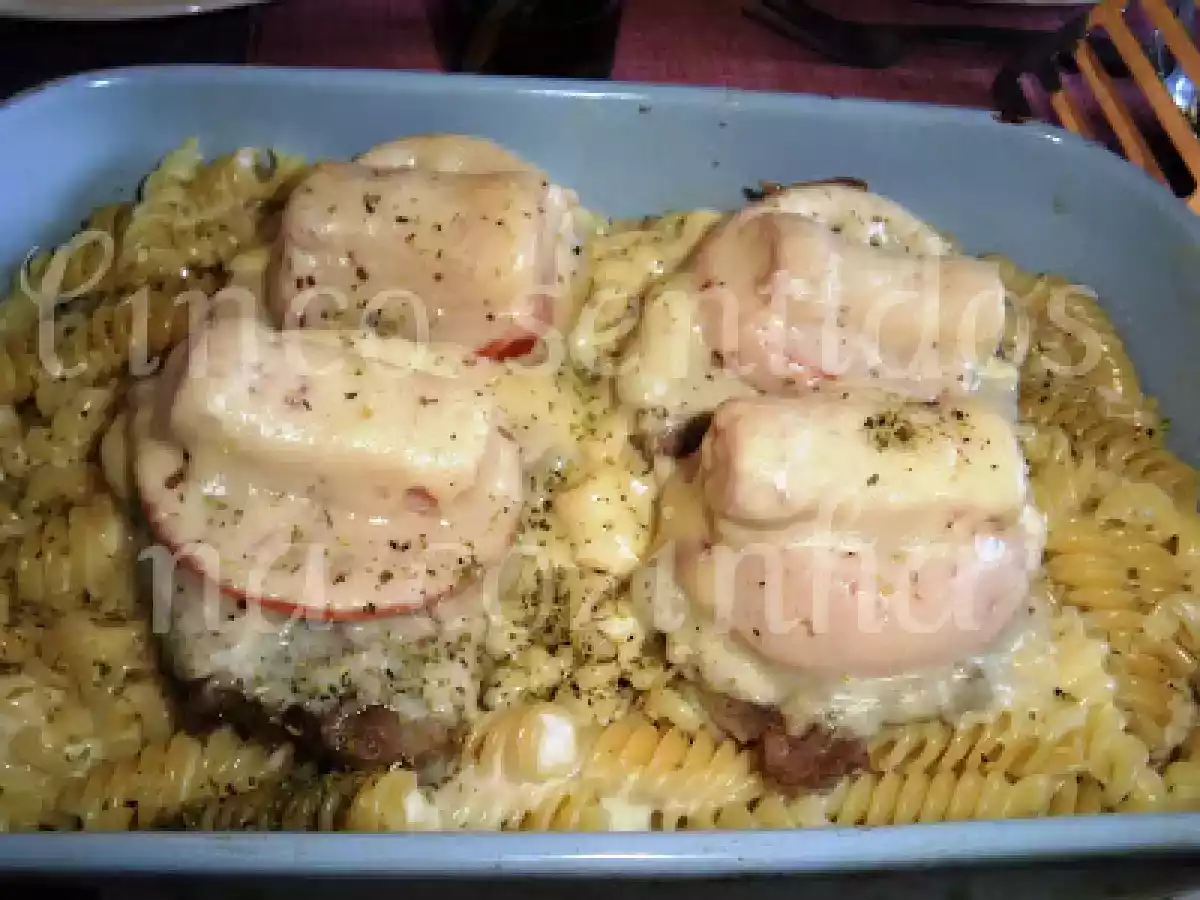 Costeletas com tomate, bacon e queijo