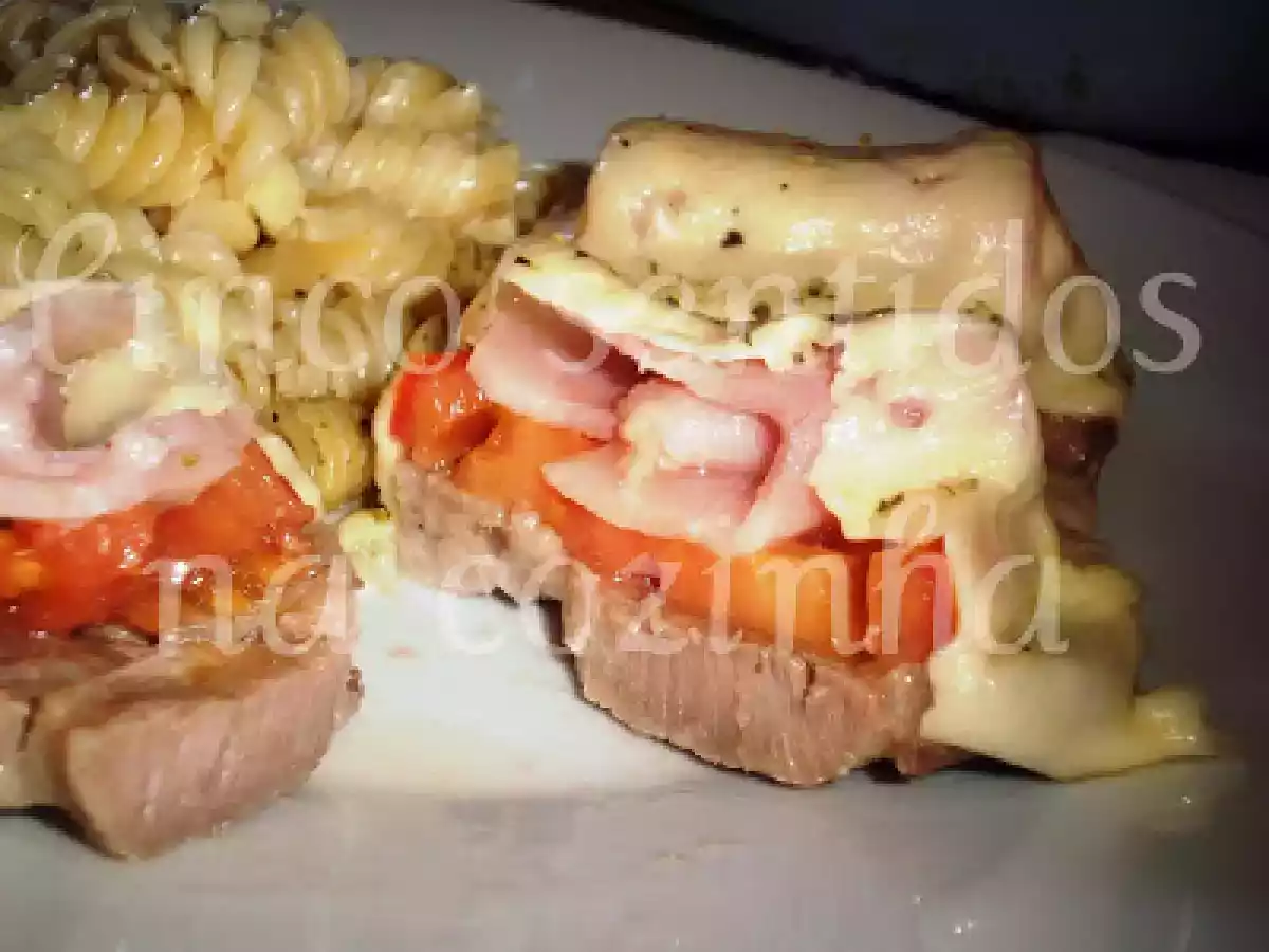Costeletas com tomate, bacon e queijo - foto 4