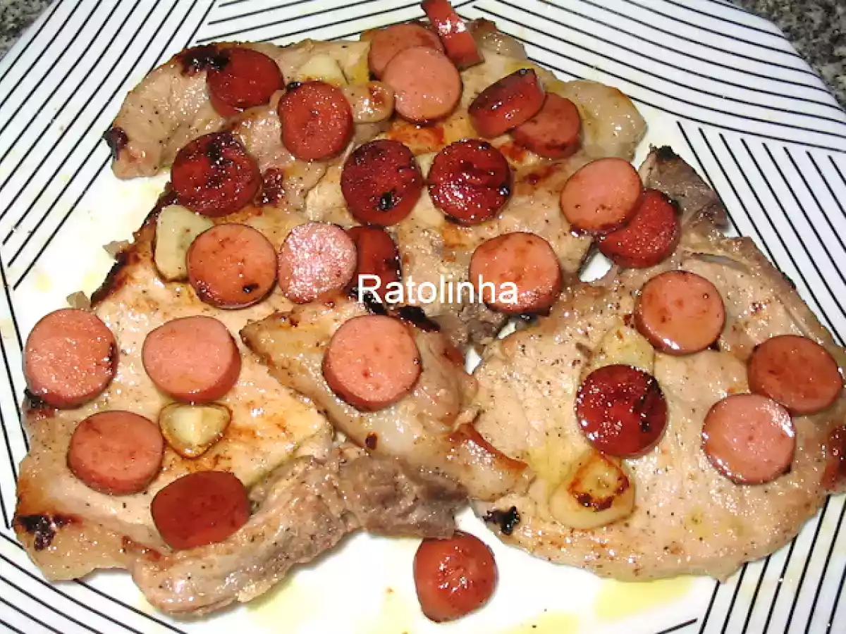 Costeletas de porco à salsicheiro