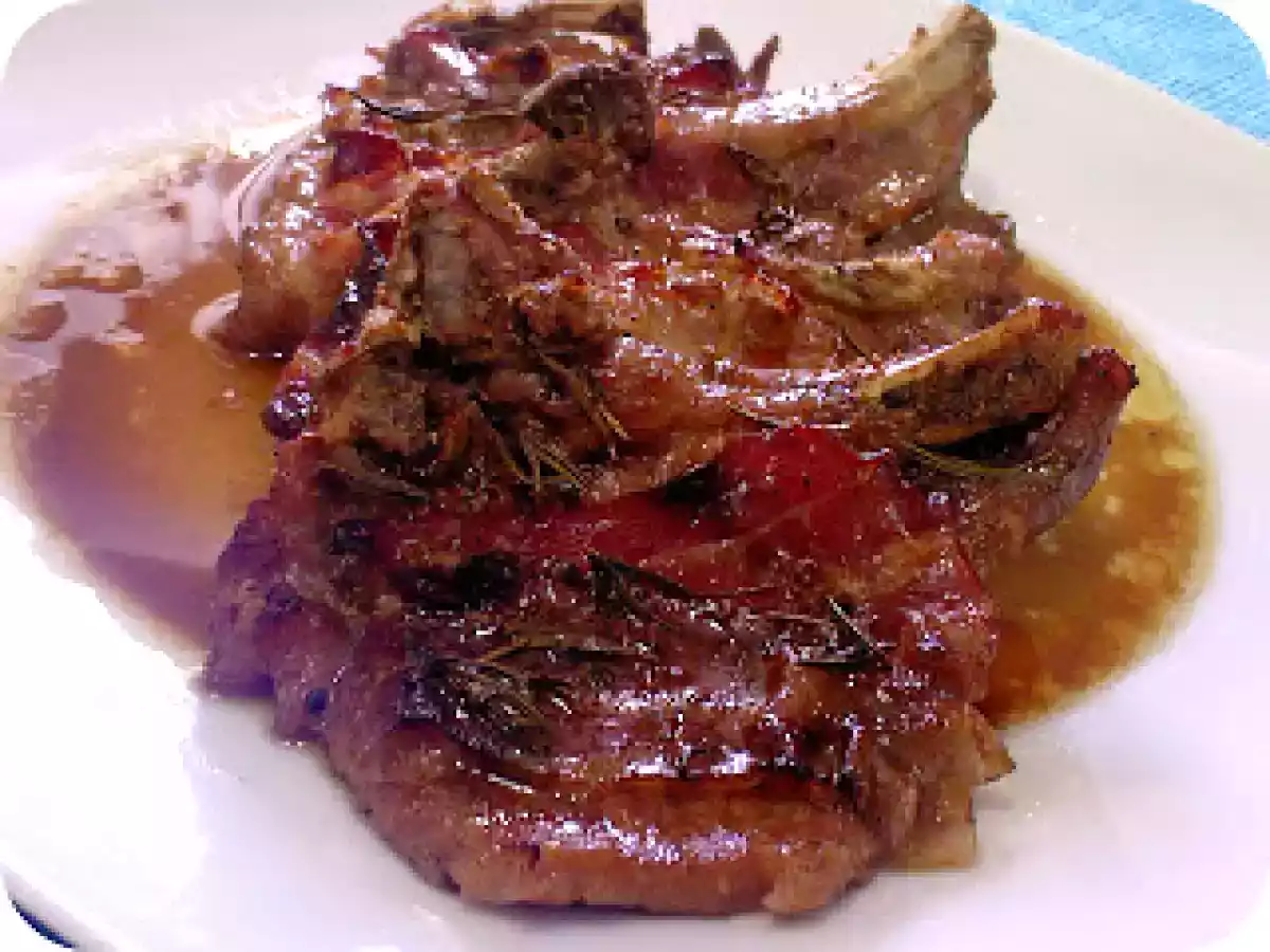 Costeletas de porco com bacon e alecrim
