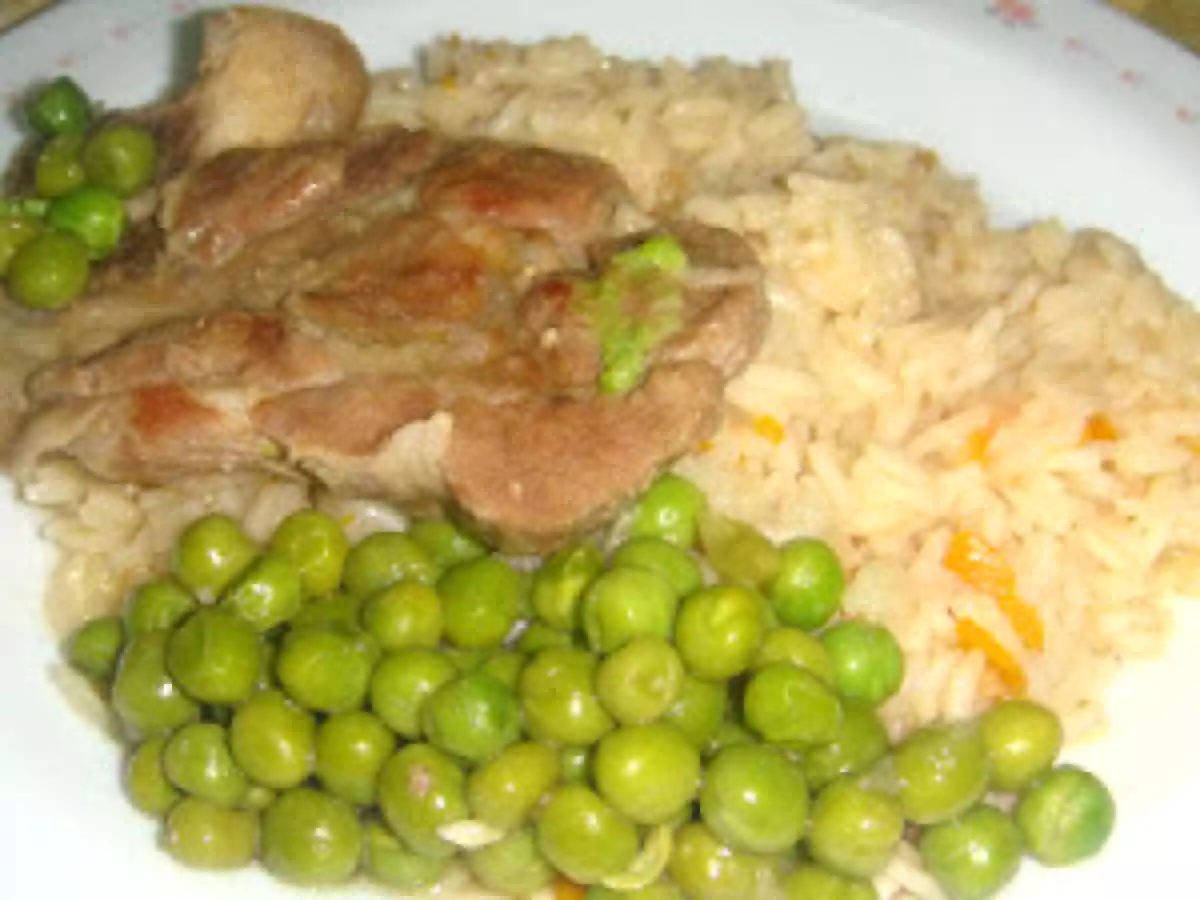 Costeletas de Porco com Cebolada e Ervilhas Acompanhadas com Arroz de Cenouras