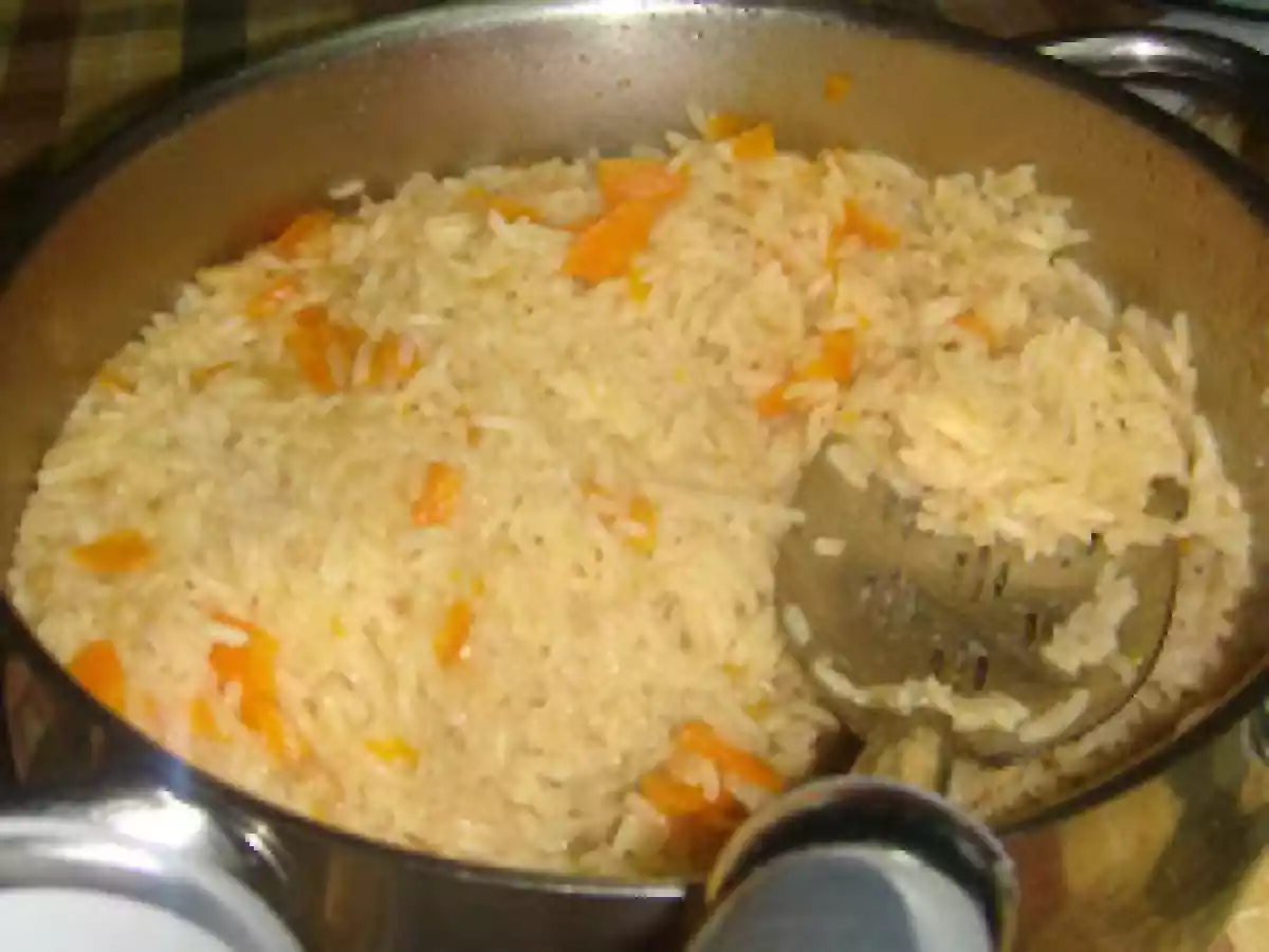 Costeletas de Porco com Cebolada e Ervilhas Acompanhadas com Arroz de Cenouras - foto 2