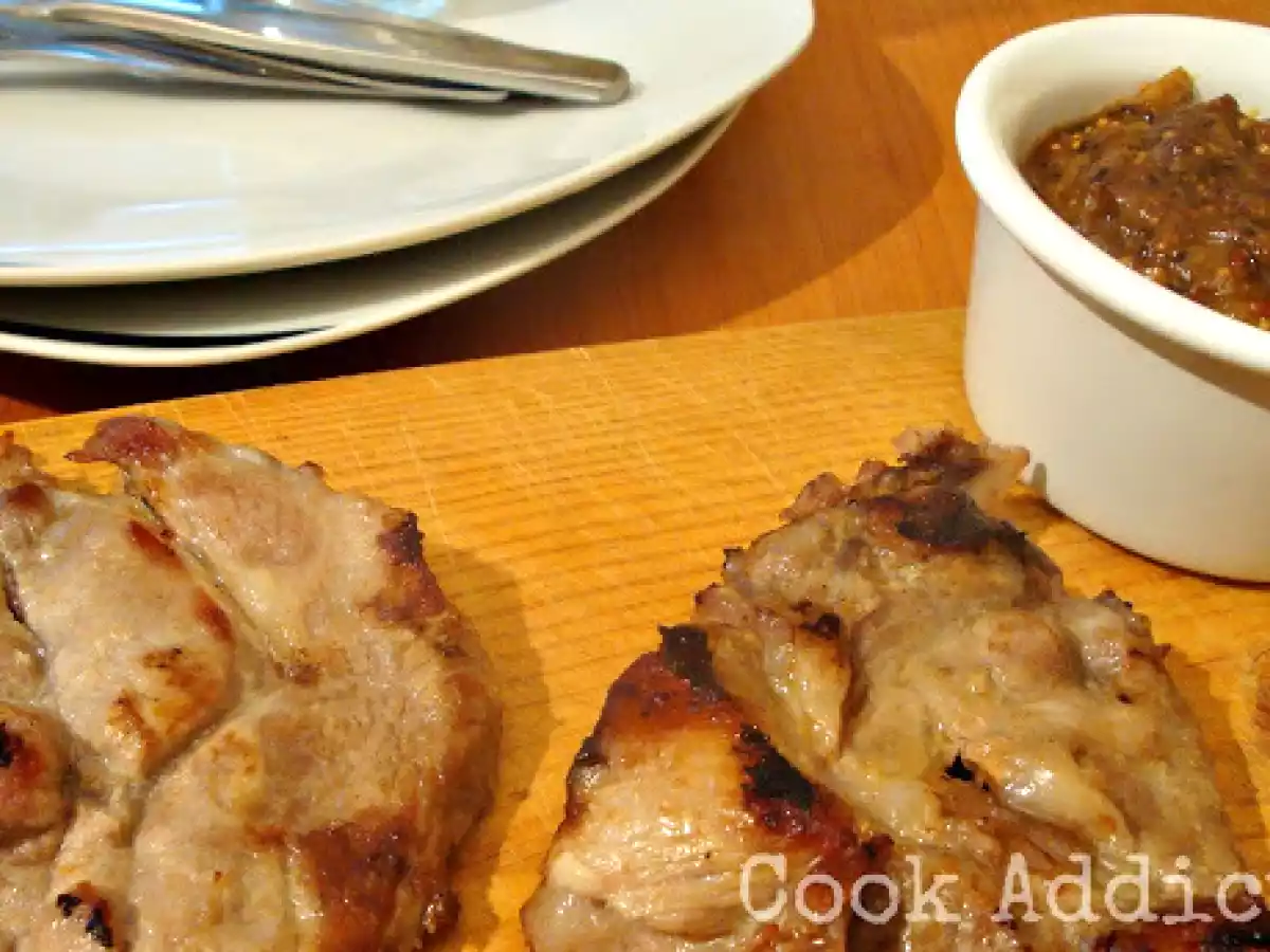 Costeletas de porco com chutney de kiwi