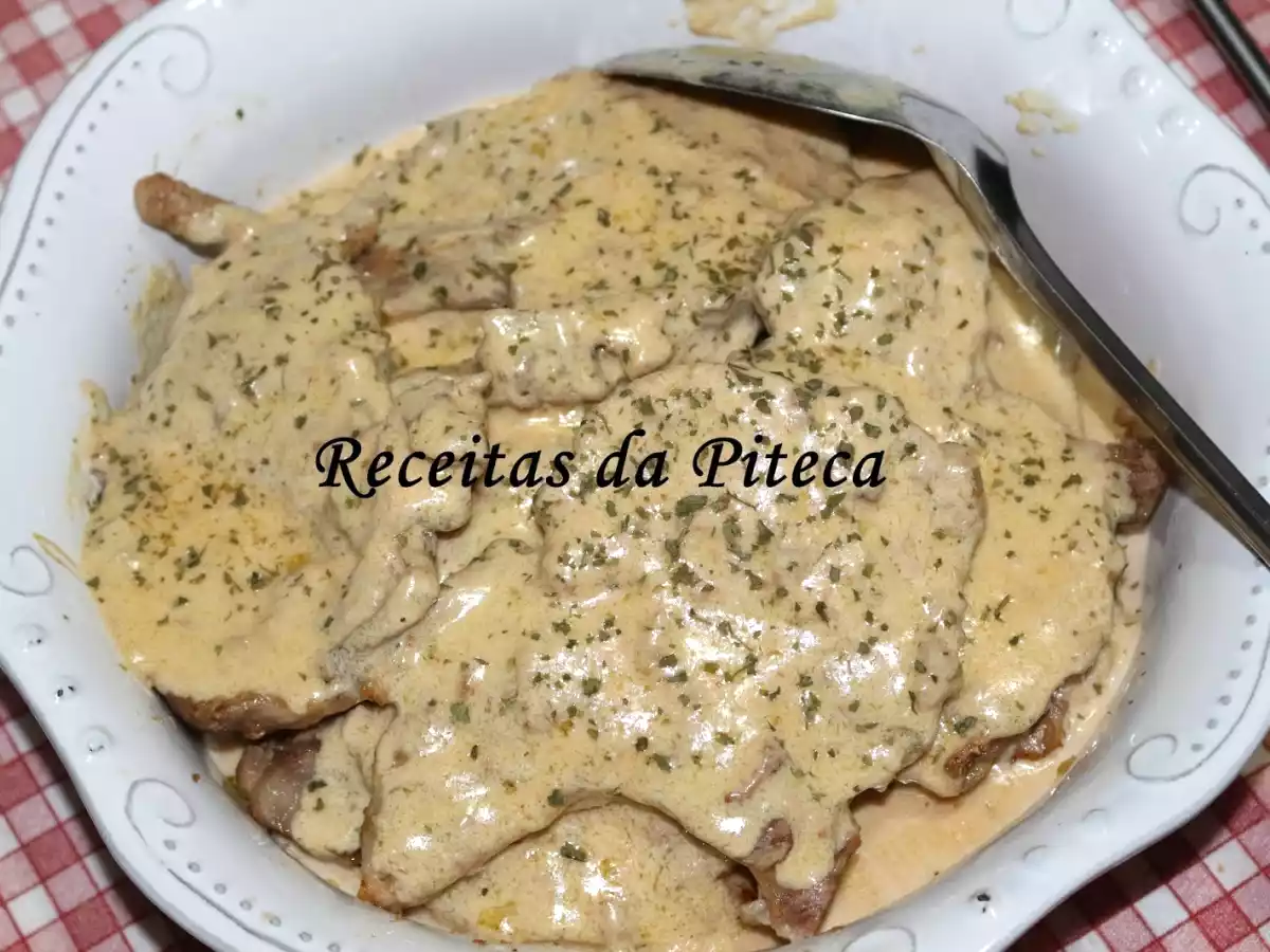 Costeletas de porco com molho cervejeira