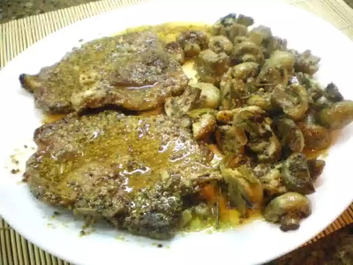 Costeletas de porco com mostarda e cogumelos