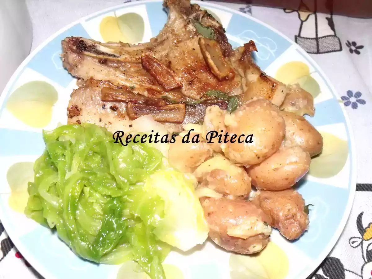 Costeletas de porco com torresmos e batatas esmagadas ( Jamie)