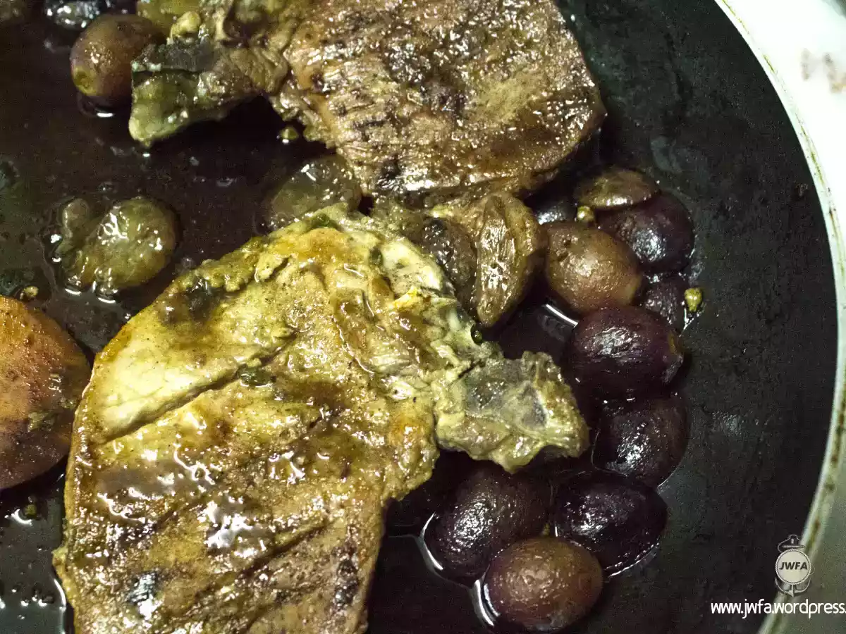 Costeletas de porco com uvas