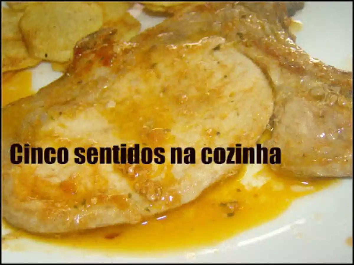 Costeletas de porco em molho de tomate e limão
