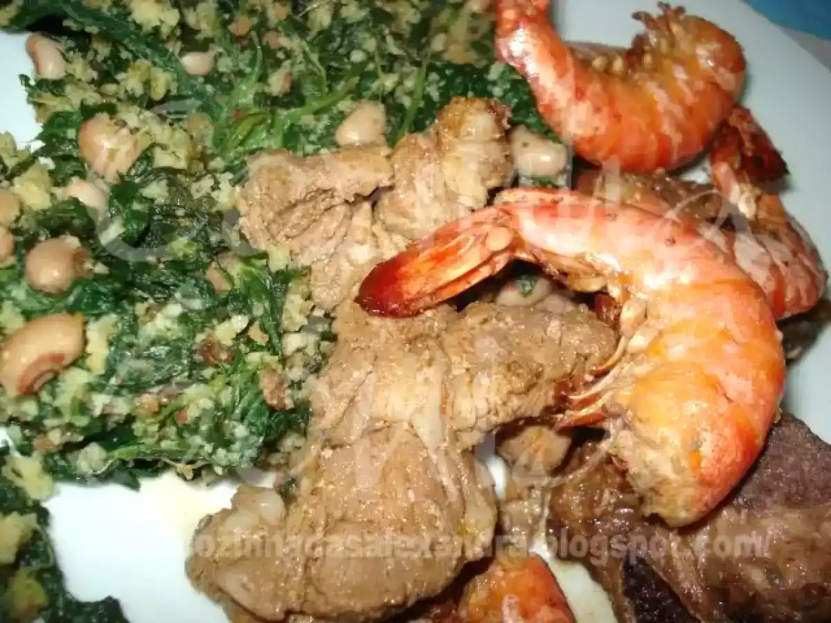 COSTELETAS DE PORCO FRITAS COM GAMBAS EM MOLHO DE SUMO DE LARANJA