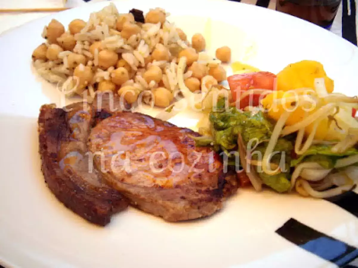 Costeletas de porco grelhadas aromatizadas com mousse de vinagre balsâmico de limão