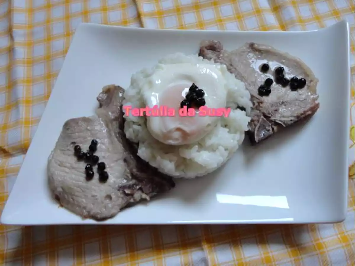 Costeletas de porco ibérico com arroz de alcaparras e ovo a cavalo