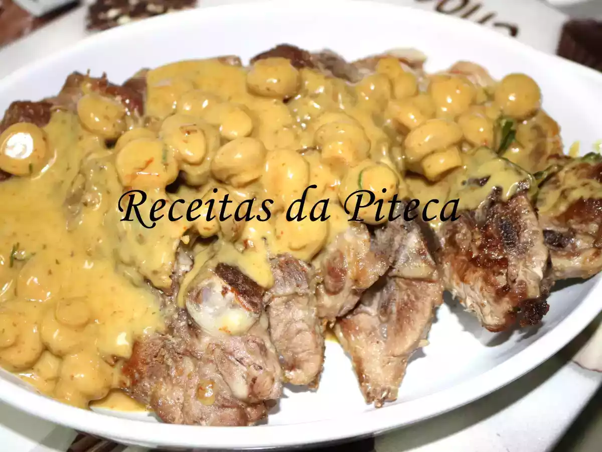 Costeletas do cachaço com molho de cogumelos e mostarda com mel