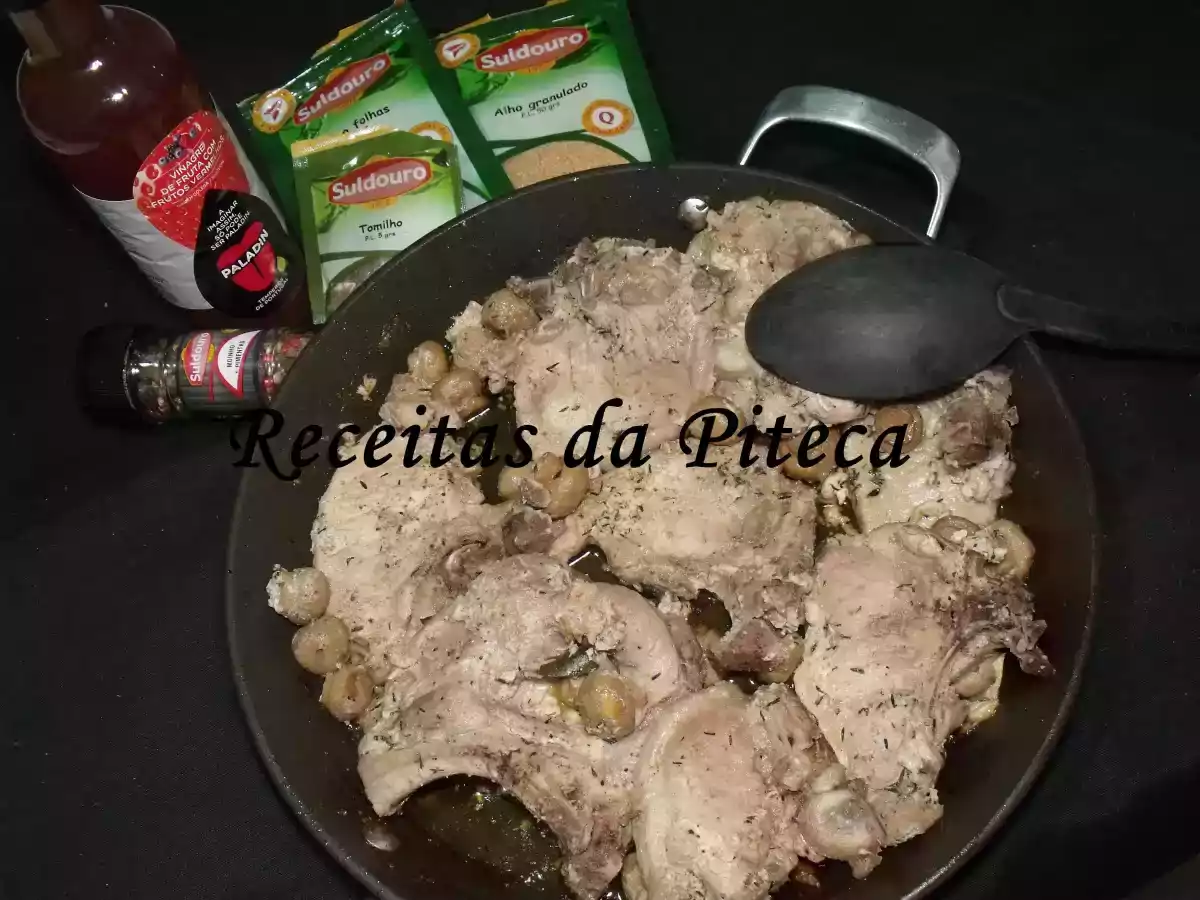 Costeletas do lombo com cogumelos na frigideira
