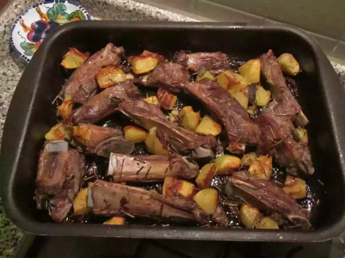 Costelinha de porco assada com batatas