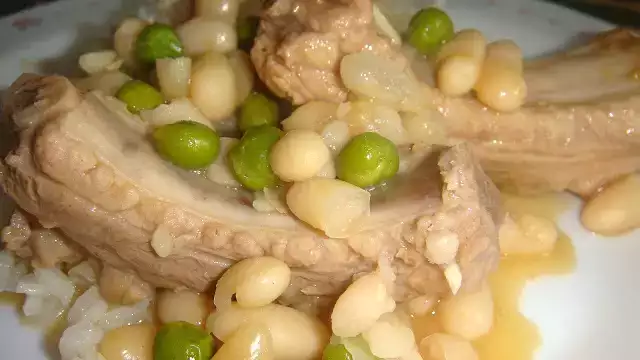 Costelos de porco com ervilhas e feijão branco