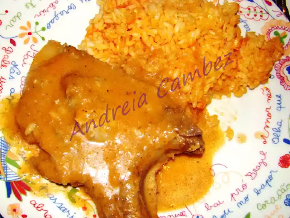 Costoletas com arroz de tomate