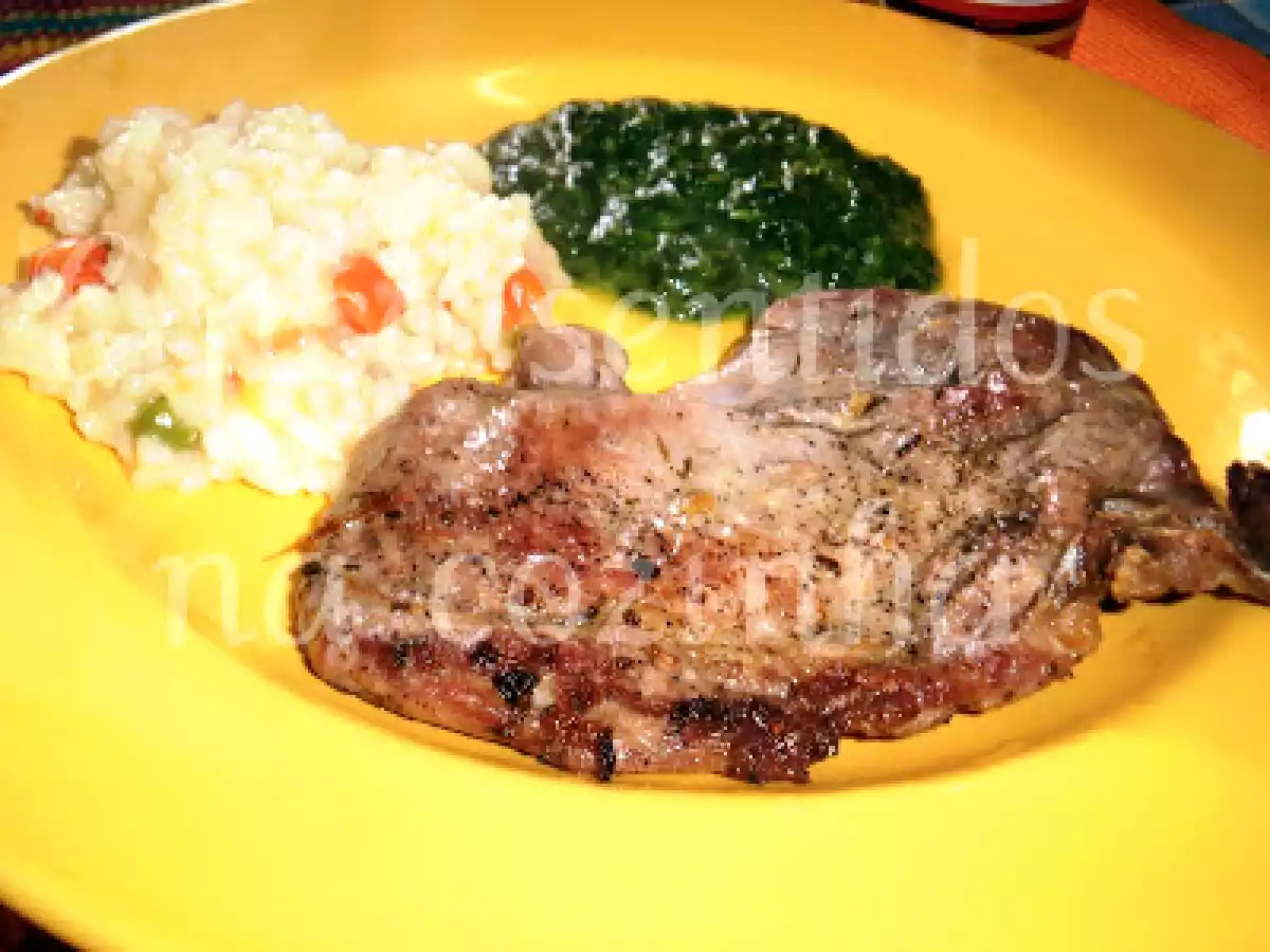 Costoletas com gengibre, esparregado e risotto de legumes