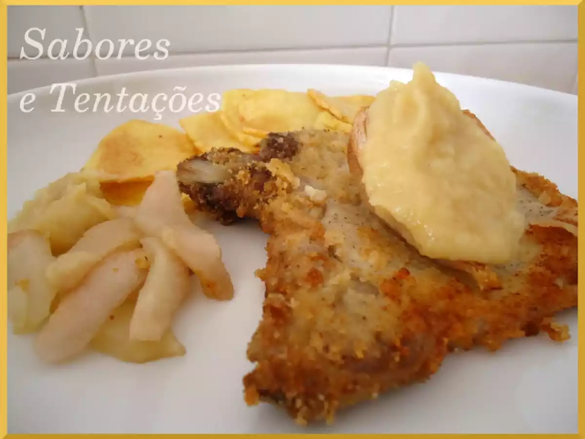 Costoletas de porco com puré e crocante de pêra rocha