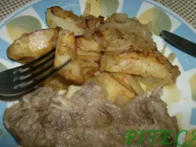 Costoletas fritas com batatas à padeiro