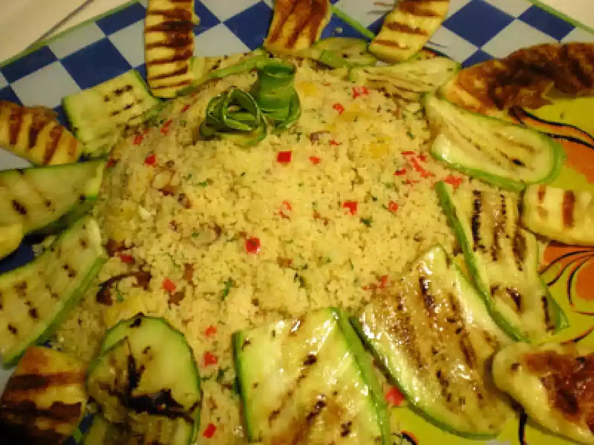 COUSCOUS MARROQUINO COM TOFU E ABOBRINHA GRELHADA