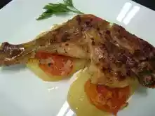 Coxa e sobrecoxa assadas sobre batatas, tomates e alho poró