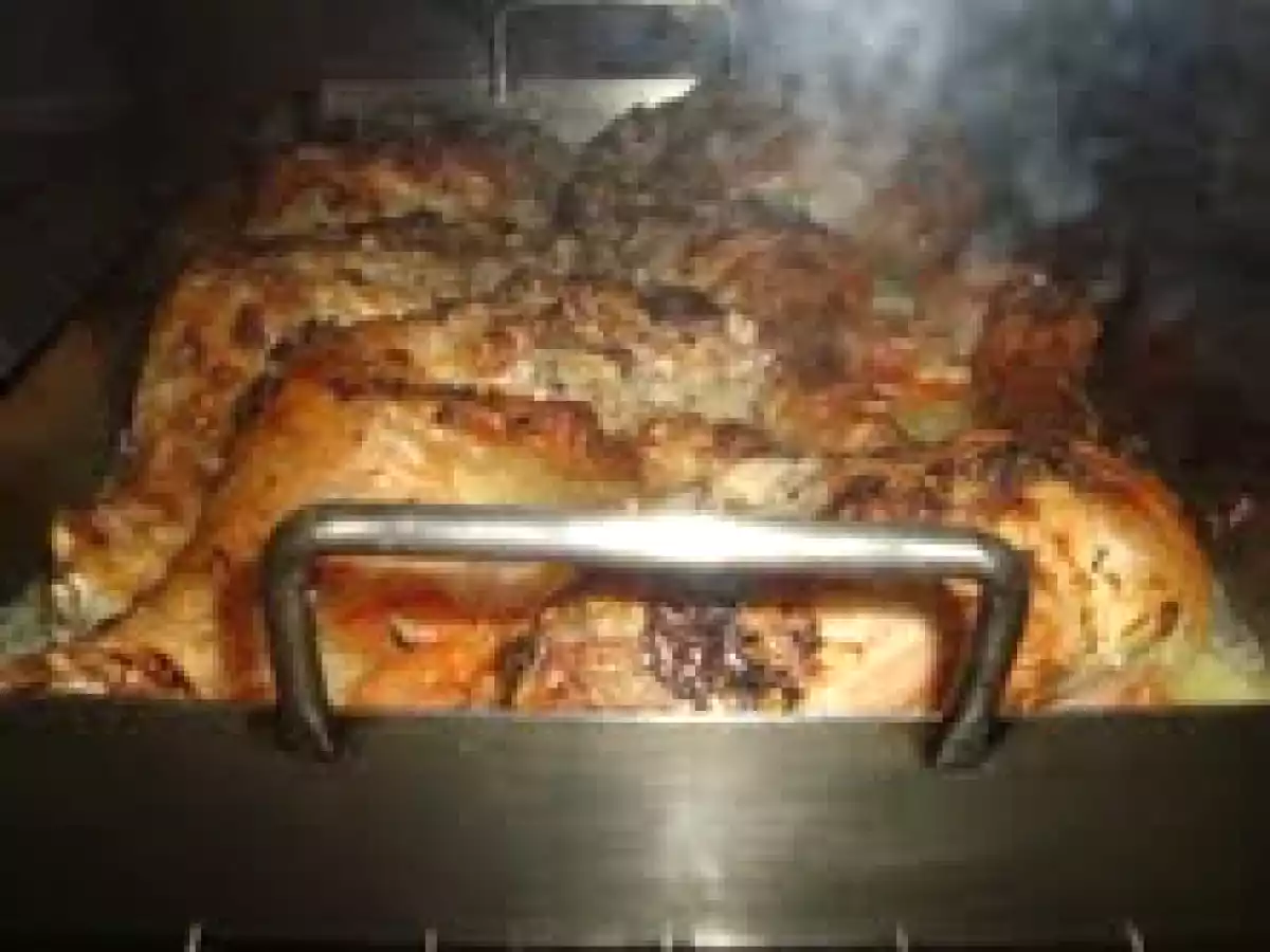 COXA E SOBRECOXA ASSADAS SOBRE BATATAS, TOMATES E ALHO PORÓ - foto 2