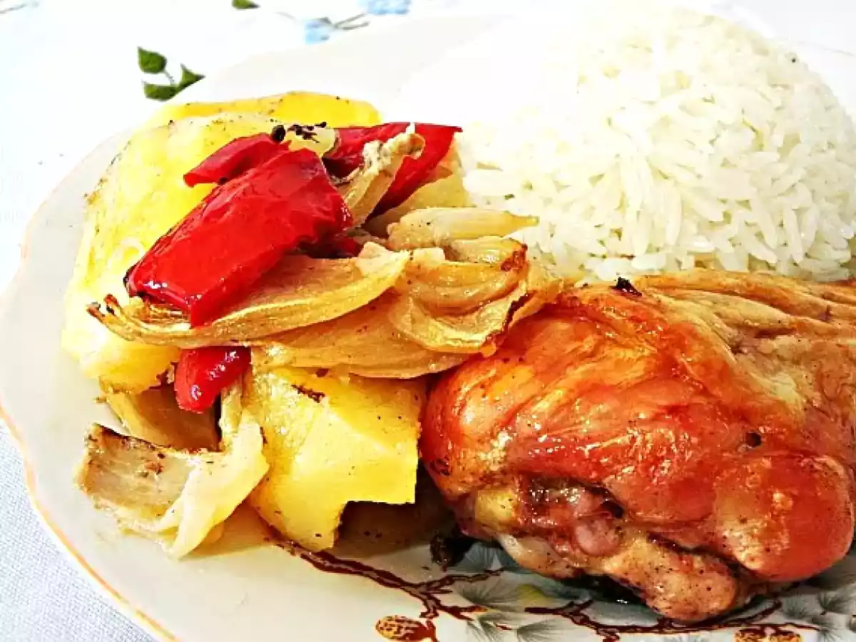 Coxas de Frango Assadas com Batatas, Pimentão e Cebolas