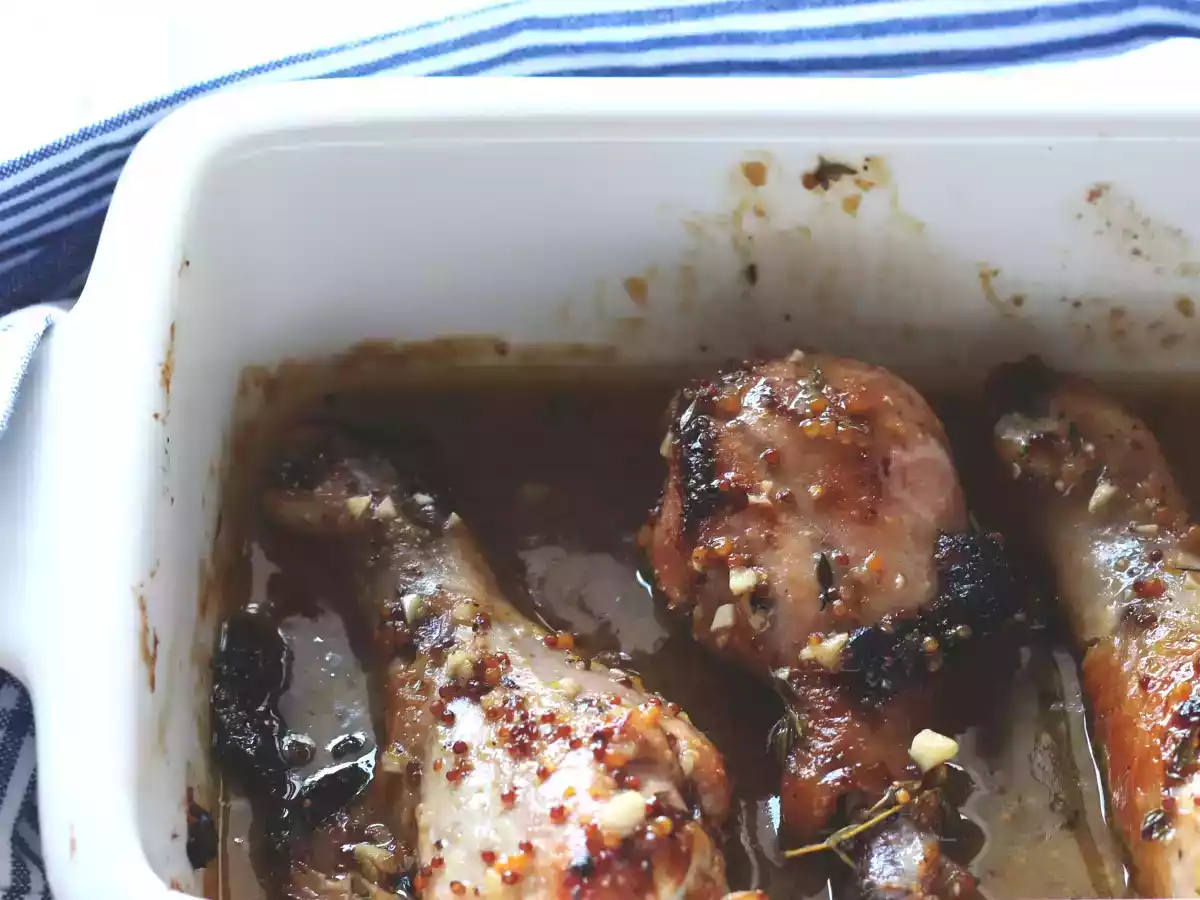 Coxas de frango assadas com mel, mostarda e tomilho