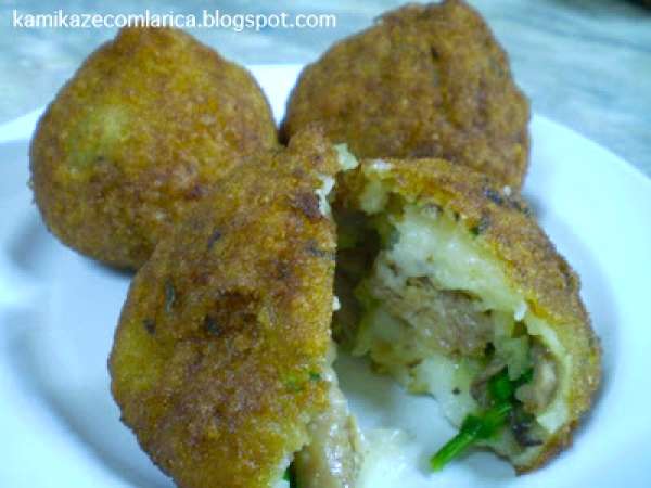 Coxinhas de frango com requeijão cremoso