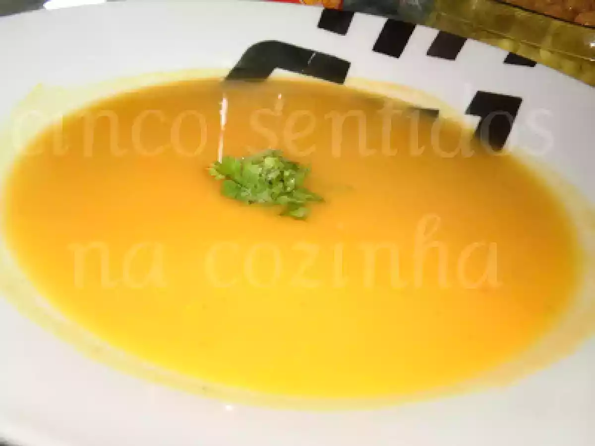 Creme aveludado de abóbora perfumado com coentros