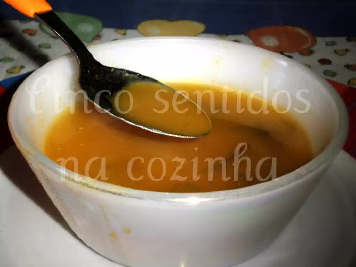 Creme de abóbora e cenoura com juliana de alface