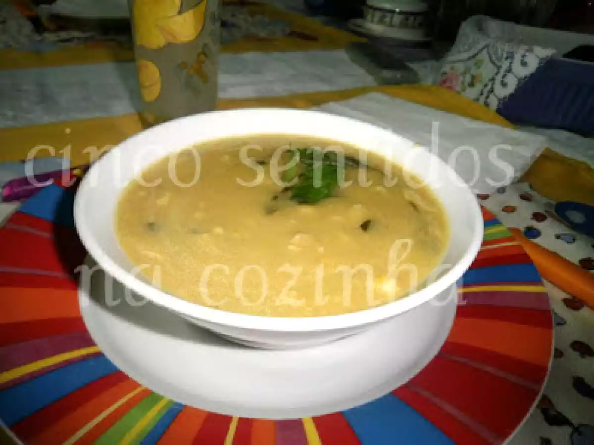 Creme de alho francês e courgette com peixe perfumado com coentros
