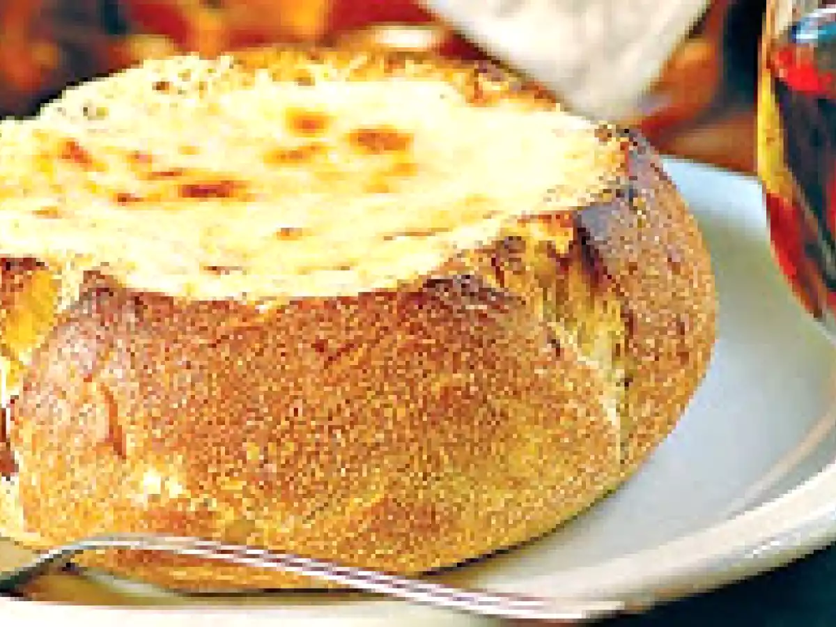 Creme de aspargos servido no pão italiano